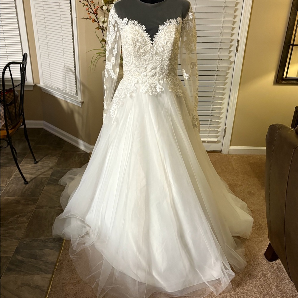 Elegant Lace Long-Sleeve Wedding Dress
